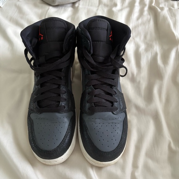 (7Y) Air Jordan 1 Retro High “Bronze Metal” in black with bronze nike logo - Picture 2 of 7